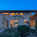 26 exterior view s at night - House in Otai / Mizuishi Architect Atelier: Nh&agrave; vườn thiết kế tho&aacute;ng m&aacute;t quanh năm