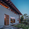 25 exterior view se at night - House in Otai / Mizuishi Architect Atelier: Nh&agrave; vườn thiết kế tho&aacute;ng m&aacute;t quanh năm