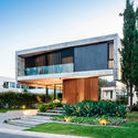 00 FEATURED IMAGE JORGELINA TORTORICI CASA Y PH ALEJANDRO PERAL - Y House: Căn Biệt thự hiện đại 2 tầng ấn tượng c&oacute; hồ bơi v&aacute;ch k&iacute;nh si&ecirc;u đẹp