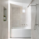 rsaaw berkley house ensuite bathroom - Cải tạo ng&ocirc;i nh&agrave; 2 tầng xanh đẹp v&agrave; rộng hơn