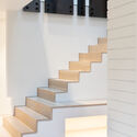 rsaaw berkley house stairscase detail - Cải tạo ng&ocirc;i nh&agrave; 2 tầng xanh đẹp v&agrave; rộng hơn