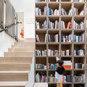 rsaaw berkley house staircase and bookshelf - Cải tạo ng&ocirc;i nh&agrave; 2 tầng xanh đẹp v&agrave; rộng hơn