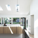 rsaaw berkley house kitchen and skylight - Cải tạo ng&ocirc;i nh&agrave; 2 tầng xanh đẹp v&agrave; rộng hơn