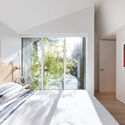 rsaaw berkley house main bedroom - Cải tạo ng&ocirc;i nh&agrave; 2 tầng xanh đẹp v&agrave; rộng hơn