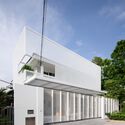 house cove r 9 - Ng&ocirc;i nh&agrave; trắng với kết cấu th&eacute;p hiện đại c&oacute; nhiều c&acirc;y xanh