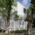 house cove r 7 - Ng&ocirc;i nh&agrave; trắng với kết cấu th&eacute;p hiện đại c&oacute; nhiều c&acirc;y xanh