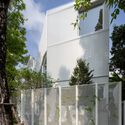 house cove r 3 - Ng&ocirc;i nh&agrave; trắng với kết cấu th&eacute;p hiện đại c&oacute; nhiều c&acirc;y xanh