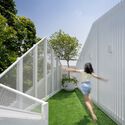 house cove r 2 - Ng&ocirc;i nh&agrave; trắng với kết cấu th&eacute;p hiện đại c&oacute; nhiều c&acirc;y xanh