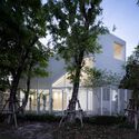 house cove r 1 - Ng&ocirc;i nh&agrave; trắng với kết cấu th&eacute;p hiện đại c&oacute; nhiều c&acirc;y xanh