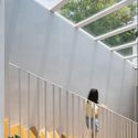 house cove r 19 - Ng&ocirc;i nh&agrave; trắng với kết cấu th&eacute;p hiện đại c&oacute; nhiều c&acirc;y xanh
