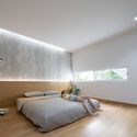 house cove r 16 - Ng&ocirc;i nh&agrave; trắng với kết cấu th&eacute;p hiện đại c&oacute; nhiều c&acirc;y xanh