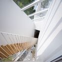 house cove r 22 - Ng&ocirc;i nh&agrave; trắng với kết cấu th&eacute;p hiện đại c&oacute; nhiều c&acirc;y xanh