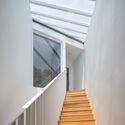 house cove r 21 - Ng&ocirc;i nh&agrave; trắng với kết cấu th&eacute;p hiện đại c&oacute; nhiều c&acirc;y xanh