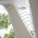 house cove r 17 - Ng&ocirc;i nh&agrave; trắng với kết cấu th&eacute;p hiện đại c&oacute; nhiều c&acirc;y xanh
