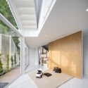house cove r 10 - Ng&ocirc;i nh&agrave; trắng với kết cấu th&eacute;p hiện đại c&oacute; nhiều c&acirc;y xanh