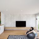house cove r 24 - Ng&ocirc;i nh&agrave; trắng với kết cấu th&eacute;p hiện đại c&oacute; nhiều c&acirc;y xanh