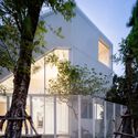 house cove r 30 - Ng&ocirc;i nh&agrave; trắng với kết cấu th&eacute;p hiện đại c&oacute; nhiều c&acirc;y xanh