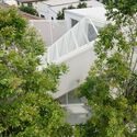 house cove r 26 - Ng&ocirc;i nh&agrave; trắng với kết cấu th&eacute;p hiện đại c&oacute; nhiều c&acirc;y xanh