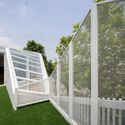 house cove r 25 - Ng&ocirc;i nh&agrave; trắng với kết cấu th&eacute;p hiện đại c&oacute; nhiều c&acirc;y xanh