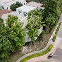 house cove r 33 - Ng&ocirc;i nh&agrave; trắng với kết cấu th&eacute;p hiện đại c&oacute; nhiều c&acirc;y xanh