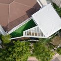 house cove r 34 - Ng&ocirc;i nh&agrave; trắng với kết cấu th&eacute;p hiện đại c&oacute; nhiều c&acirc;y xanh