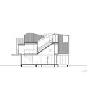 section - Ng&ocirc;i nh&agrave; trắng với kết cấu th&eacute;p hiện đại c&oacute; nhiều c&acirc;y xanh
