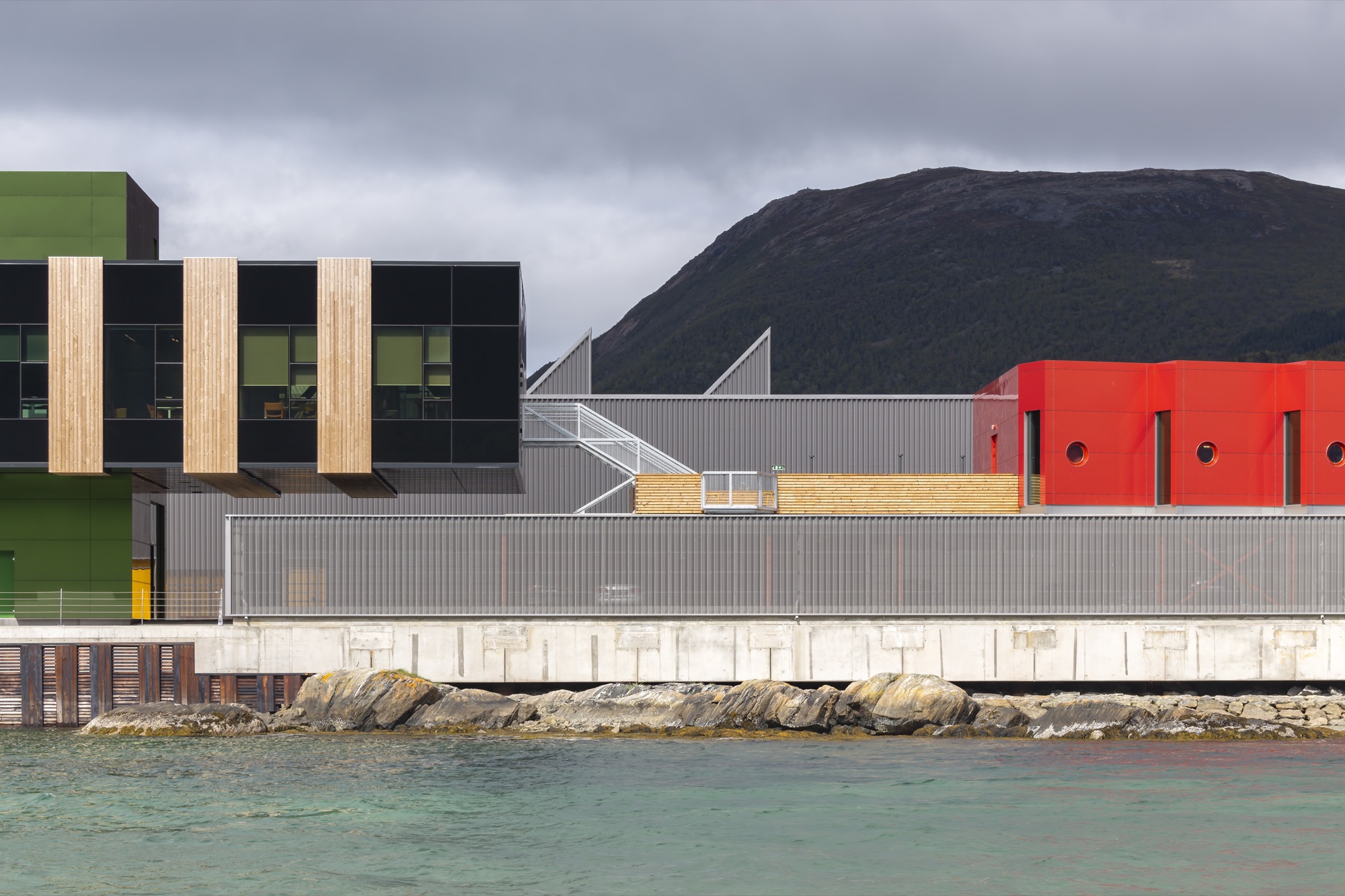 Galeria de Elementos modulares na arquitetura industrial - 16