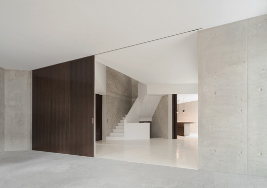 几何L形别墅 / Pool Leber Architekten - 室内图, 楼梯