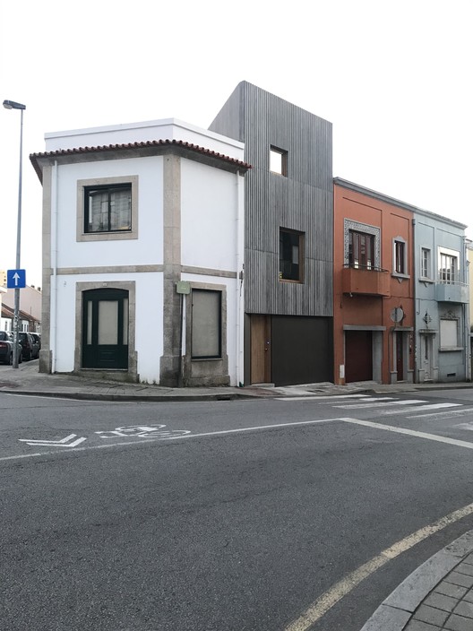 Casa para uma Pianista / Pedra Líquida - Fotografia de Exterior