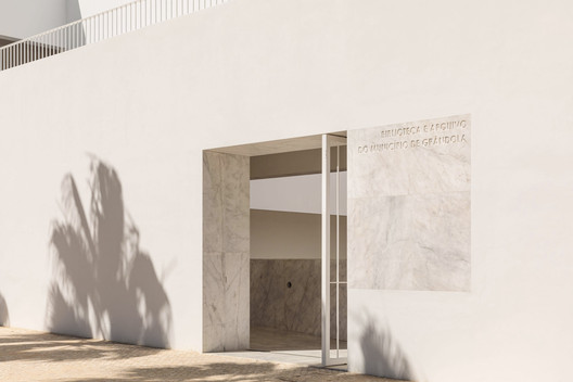 Grândola’s Library and Municipal Archive / Matos Gameiro Arquitectos  + Pedro Domingos Arquitectos - Interior Photography, Facade