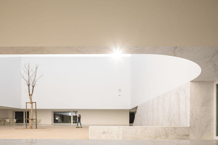 Grândola’s Library and Municipal Archive / Matos Gameiro Arquitectos  + Pedro Domingos Arquitectos - More Images