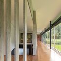 15 asa house photo fernando guerra - Asa House / Bernardes Arquitetura: Biệt thự hiện đại 1 tầng s&acirc;n vườn xanh mướt