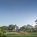 17 asa house photo fernando guerra - Asa House / Bernardes Arquitetura: Biệt thự hiện đại 1 tầng s&acirc;n vườn xanh mướt