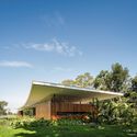 03 asa house photo fernando guerra - Asa House / Bernardes Arquitetura: Biệt thự hiện đại 1 tầng s&acirc;n vườn xanh mướt