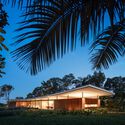 18 asa house photo fernando guerra - Asa House / Bernardes Arquitetura: Biệt thự hiện đại 1 tầng s&acirc;n vườn xanh mướt