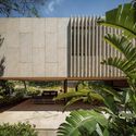 08 asa house photo fernando guerra - Asa House / Bernardes Arquitetura: Biệt thự hiện đại 1 tầng s&acirc;n vườn xanh mướt