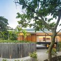 06 asa house photo fernando guerra - Asa House / Bernardes Arquitetura: Biệt thự hiện đại 1 tầng s&acirc;n vườn xanh mướt