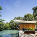 04 asa house photo fernando guerra - Asa House / Bernardes Arquitetura: Biệt thự hiện đại 1 tầng s&acirc;n vườn xanh mướt