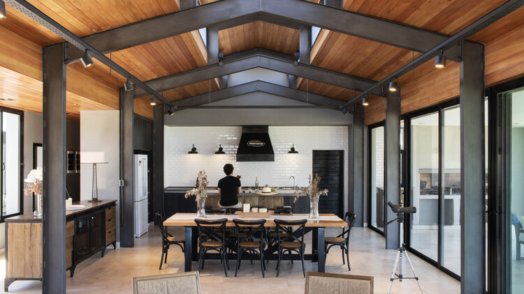 Casa Nubes / Etéreo Arquitectos - Fotografía interior, Comedor, Mesas, Fijación Vigas, Sillas