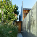 riverbank housilsonarchitectlex chomic - Riverbank House / Wilson Architects: Nh&agrave; cải tạo hiện đại tho&aacute;ng m&aacute;t s&acirc;n vườn xanh mướt