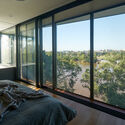 riverbank housilsonarchitectlex chomic - Riverbank House / Wilson Architects: Nh&agrave; cải tạo hiện đại tho&aacute;ng m&aacute;t s&acirc;n vườn xanh mướt