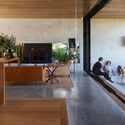 riverbank housilsonarchitectlex chomic4 - Riverbank House / Wilson Architects: Nh&agrave; cải tạo hiện đại tho&aacute;ng m&aacute;t s&acirc;n vườn xanh mướt