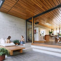 riverbank housilsonarchitectlex chomic2 - Riverbank House / Wilson Architects: Nh&agrave; cải tạo hiện đại tho&aacute;ng m&aacute;t s&acirc;n vườn xanh mướt
