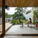 riverbank housilsonarchitectlex chomic3 - Riverbank House / Wilson Architects: Nh&agrave; cải tạo hiện đại tho&aacute;ng m&aacute;t s&acirc;n vườn xanh mướt