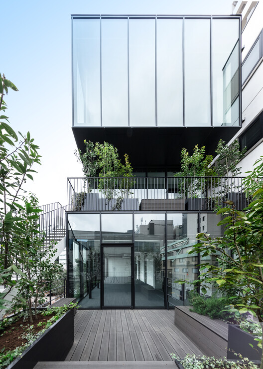 Escalier Kojimachi / ETHNOS - Exterior Photography, Facade, Handrail