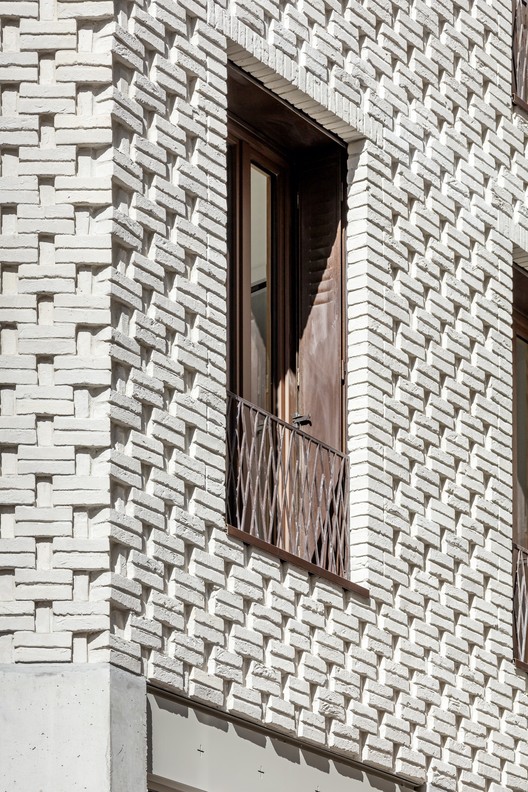 14 Social Housing Units / mobile architectural office - Brick, Facade