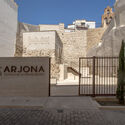 Espacio de Interpretación Muralla Del Alcázar de Arjona / Mensulae | Arquitectura & Patrimonio - Fotografía exterior, Escaleras, Fachada