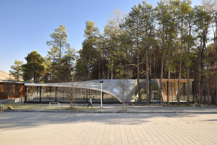 Pavilhão de Entrada de Persépolis / theAlliance - Fotografia de Exterior