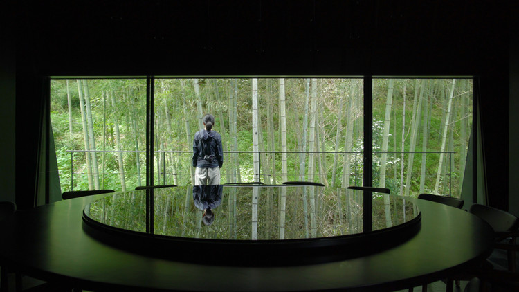 Dining room on the second floor facing a bamboo groove. Image Courtesy of genarchitects