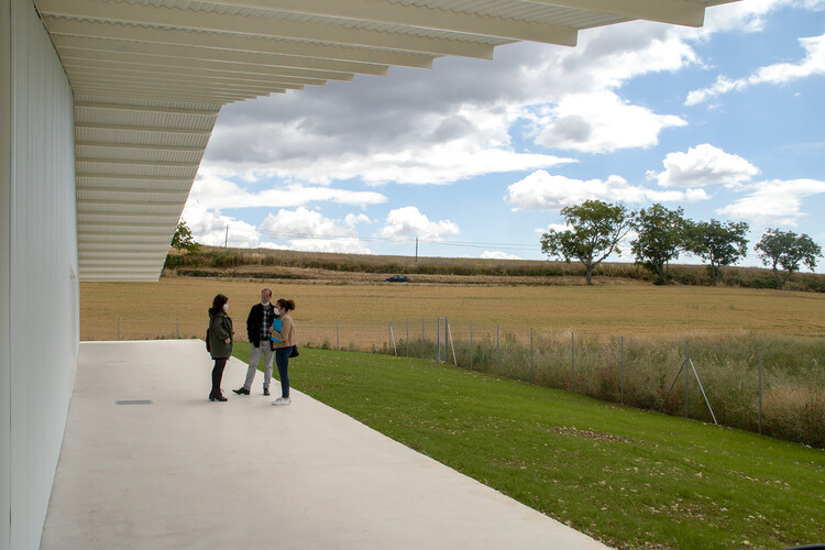 Public School in Abarzuza / Voilá! + Santi Virto - Exterior Photography